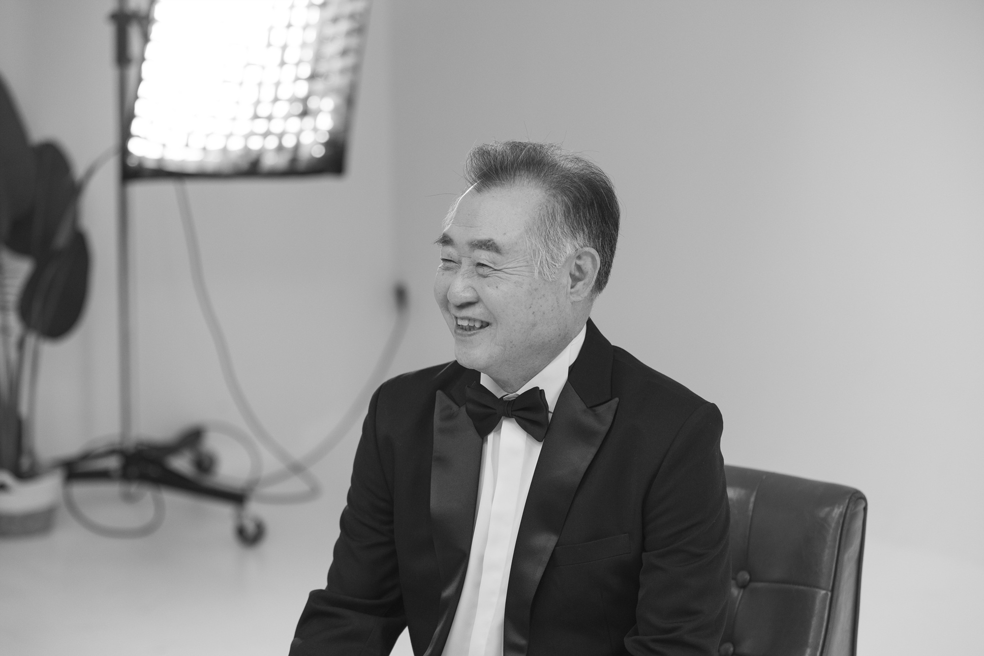 창가에서 촬영한 가족 사진